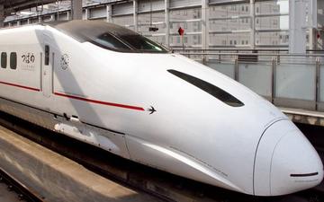 A Kyushu Shinkansen 800 series train in Tsubame service at a station platform